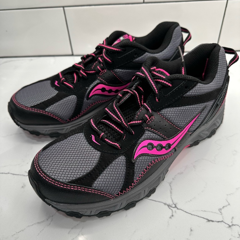 **NEW IN BOX** women’s Saucony 9,5M.